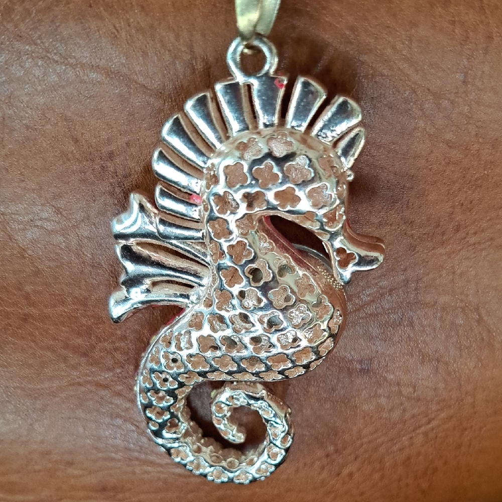 Hand Crafted Seahorse Keychain Bag Jewelry with Red and Pink Accents - Picture 4 of 5